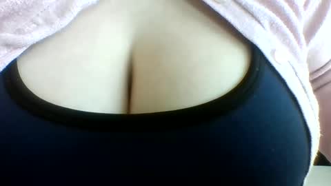Snapshot of layannalea chatting on May 4, 1:23 am layannalea online show from May 4, 1:23 am