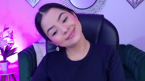 Layla Breezee online show from April 18, 10:30 am