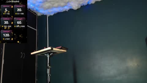 Layla   help me with your thumbs up its important  online show from December 17, 11:49 pm