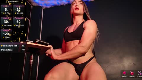 Layla   help me with your thumbs up its important  online show from February 8, 7:49 pm