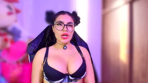 Layla online show from April 13, 9:20 pm