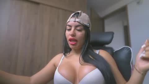 Snapshot of layla_nicols chatting on May 27, 1:30 pm Layla online show from May 27, 1:30 pm