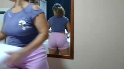 Snapshot of laylabrasil chatting on March 1, 2:15 am kelly online show from March 1, 2:15 am