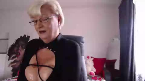 Layla online show from December 8, 7:37 am