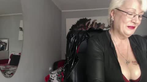 Layla online show from October 7, 7:49 am