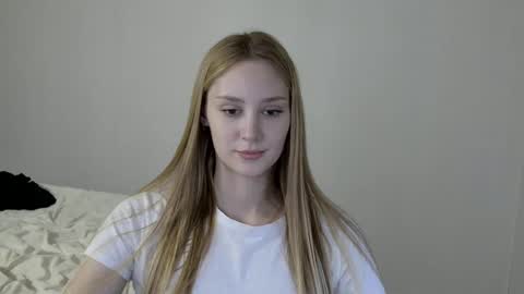 Snapshot of laylapretty001 chatting on December 5, 8:00 am LaylaPretty001 online show from December 5, 8:00 am