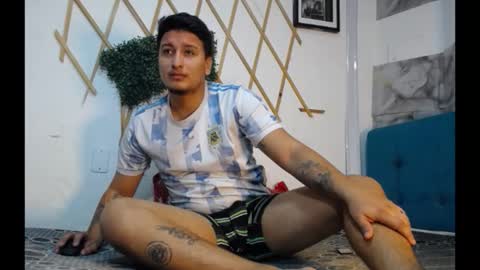 Snapshot of le_petit_princeb612 chatting on November 1, 12:07 pm andres online show from November 1, 12:07 pm