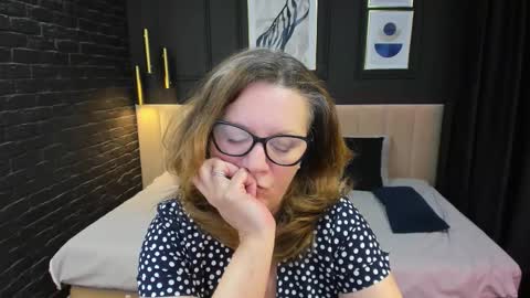 Lea online show from February 7, 6:11 pm