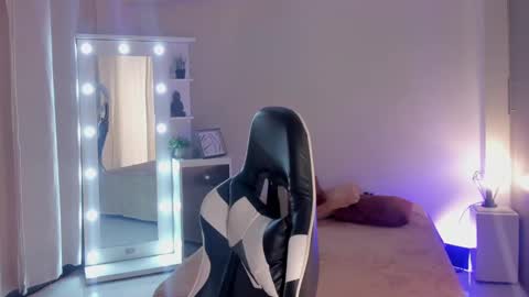 Snapshot of leahaltomm chatting on March 9, 6:32 pm leahaltomm online show from March 9, 6:32 pm