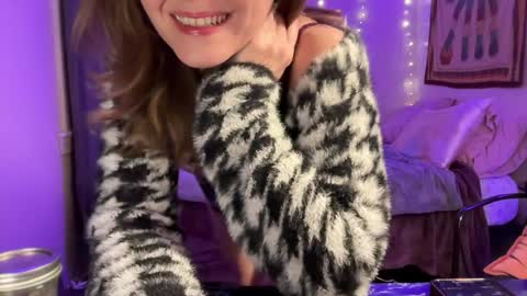 Snapshot of leahsparkles chatting on December 25, 5:05 am Leah Sparkles online show from December 25, 5:05 am