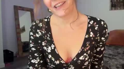 Leah Sparkles online show from December 4, 3:32 pm