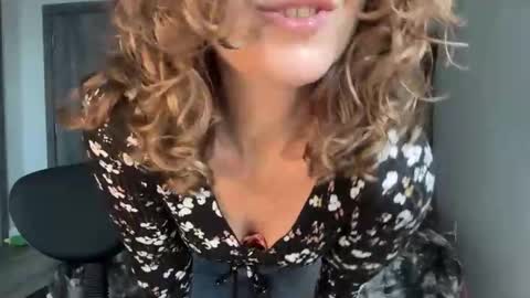 Leah Sparkles online show from May 21, 3:41 pm