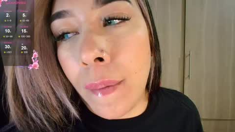 Snapshot of leahtemptation chatting on May 9, 1:22 am leah online show from May 9, 1:22 am