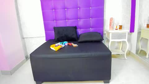 leamoreau__ online show from October 30, 11:55 am