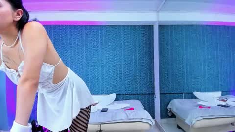 leamoreau__ online show from January 15, 3:00 am