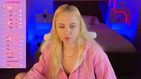 Snapshot of leanaax chatting on December 28, 2:43 am Leana Love online show from December 28, 2:43 am