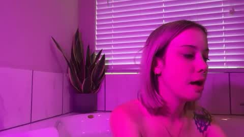 leanneluxecouple online show from April 18, 10:21 pm