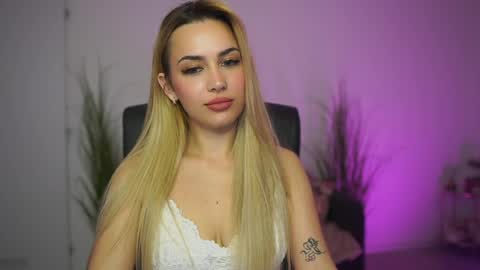 Snapshot of legallyblonde18 chatting on April 8, 6:19 pm LegallyBlonde18 online show from April 8, 6:19 pm