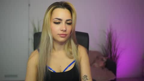 Snapshot of legallyblonde18 chatting on April 14, 12:33 pm LegallyBlonde18 online show from April 14, 12:33 pm