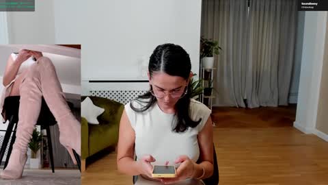 Elle  online show from September 27, 3:06 pm