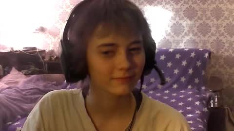 Snapshot of leigharedcross chatting on February 2, 7:51 am Viola online show from February 2, 7:51 am