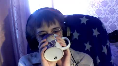 Snapshot of leigharedcross chatting on February 3, 6:40 am Viola online show from February 3, 6:40 am