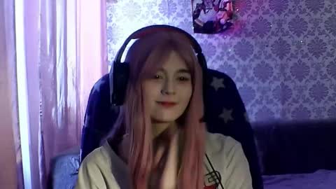 Snapshot of leigharedcross chatting on February 6, 6:29 am Viola online show from February 6, 6:29 am