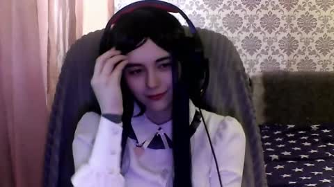 Snapshot of leigharedcross chatting on February 11, 6:40 am Viola online show from February 11, 6:40 am