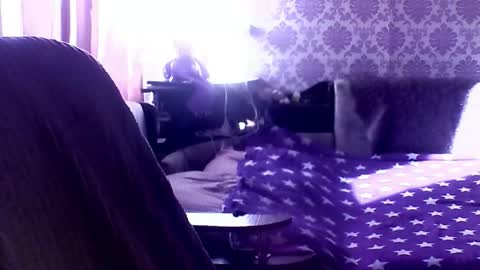 Snapshot of leigharedcross chatting on February 15, 7:51 am Viola online show from February 15, 7:51 am