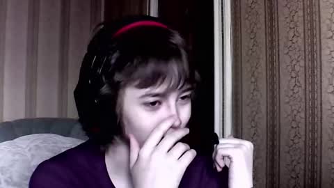 Snapshot of leigharedcross chatting on March 3, 8:42 am Viola online show from March 3, 8:42 am