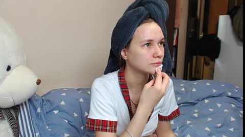 leila_bambi_ online show from December 9, 12:30 pm