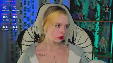 Snapshot of leiladwight chatting on February 23, 2:03 pm Leila online show from February 23, 2:03 pm