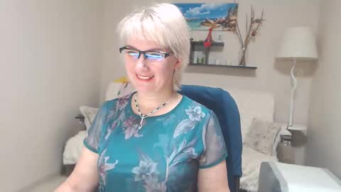 Snapshot of leilamays chatting on December 4, 5:05 am Leila Kinky online show from December 4, 5:05 am