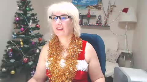 Snapshot of leilamays chatting on December 25, 4:33 am Leila Kinky online show from December 25, 4:33 am