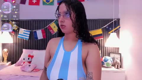 Snapshot of lena_ricci chatting on June 14, 3:41 am Lena online show from June 14, 3:41 am