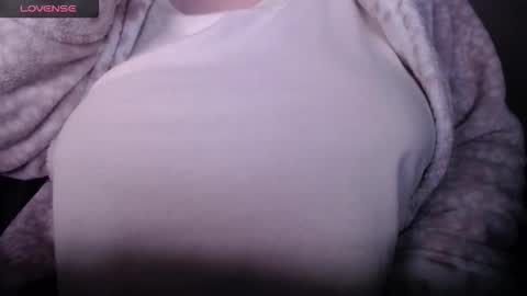 Snapshot of lenagolden chatting on April 24, 2:25 am lenagolden online show from April 24, 2:25 am