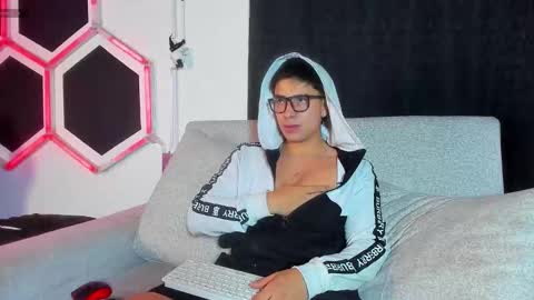 Snapshot of leo_muller chatting on October 17, 5:10 am leo_muller online show from October 17, 5:10 am