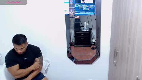 Snapshot of leo_muscleboy chatting on October 21, 2:45 am Leo online show from October 21, 2:45 am