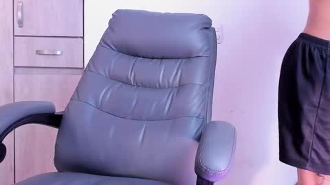 Snapshot of leohard_ chatting on January 5, 5:27 pm leohard_ online show from January 5, 5:27 pm