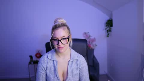 Snapshot of leokitty_ chatting on March 19, 2:10 pm leokitty online show from March 19, 2:10 pm