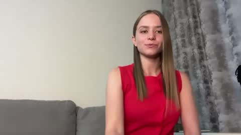 Snapshot of leona_grand chatting on June 13, 1:42 pm Emma online show from June 13, 1:42 pm