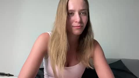 Snapshot of leona_grand chatting on June 23, 1:31 pm Emma online show from June 23, 1:31 pm