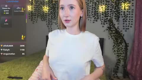 Snapshot of leona_vixen chatting on April 13, 1:44 am Leona online show from April 13, 1:44 am
