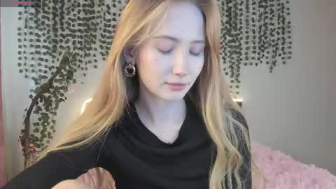 Snapshot of leona_vixen chatting on May 14, 10:55 am Leona online show from May 14, 10:55 am