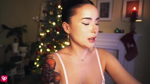 Snapshot of leonamell chatting on December 20, 12:19 am Leo online show from December 20, 12:19 am