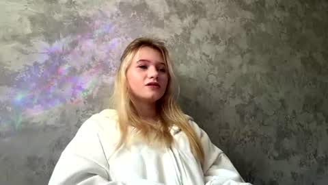 Mia online show from July 6, 7:27 am