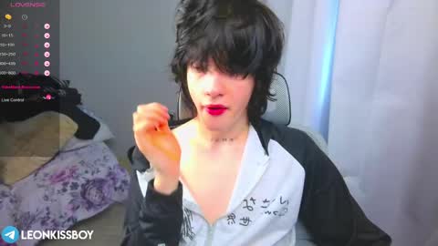 leonkissboy online show from March 31, 7:53 am