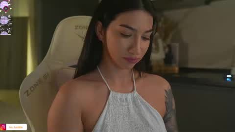 Leora online show from November 28, 5:26 pm