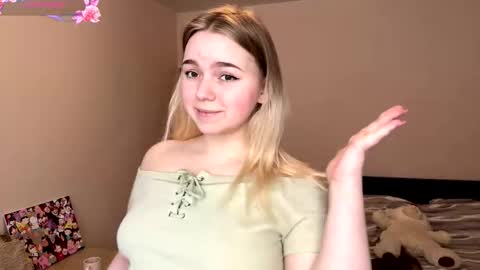 Snapshot of leotafredericks chatting on January 18, 7:01 am Hello everyone Im Lora Its my first day Were going to have fun together online show from January 18, 7:01 am