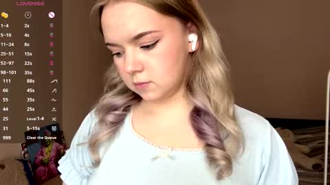 Snapshot of leotafredericks chatting on February 16, 7:04 am Hello everyone Im Lora Its my first day Were going to have fun together online show from February 16, 7:04 am